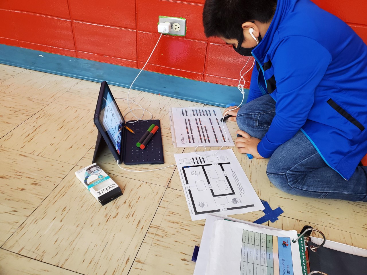 Estudiantes ACE de primaria y secundaria exploran las ciencias de la computación.