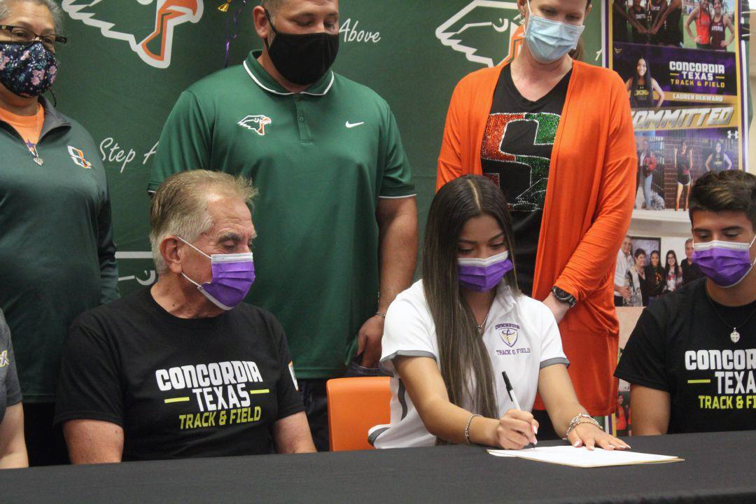 Deportista de South firma carta de intención con Concordia University Texas.