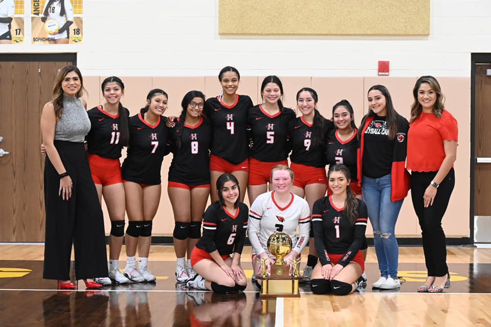 El equipo de vóleibol Lady Cardinal gana el Campeonato del Distrito.