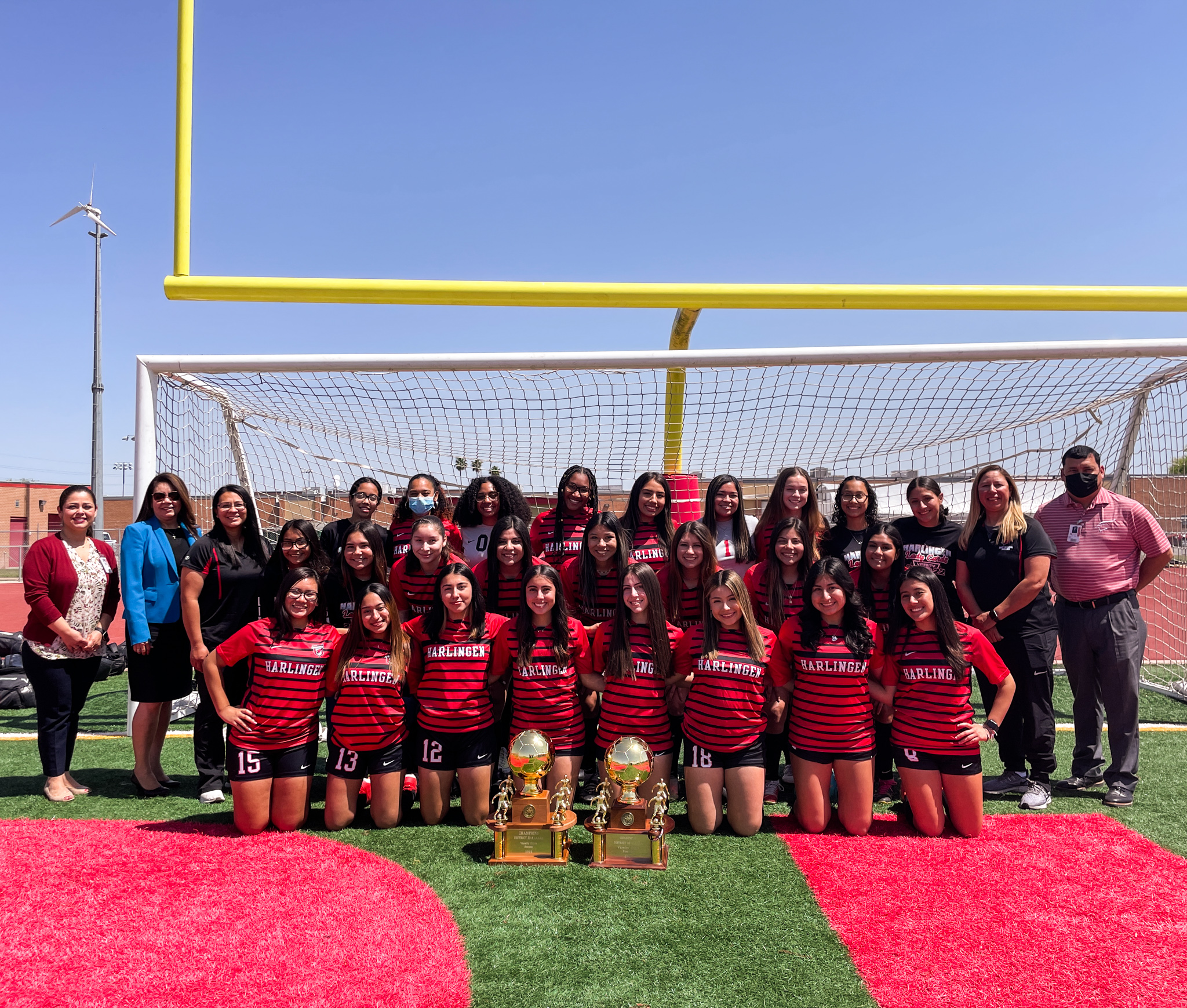 El equipo de soccer Lady Cardinal gana el campeonato Bi-Distrito.