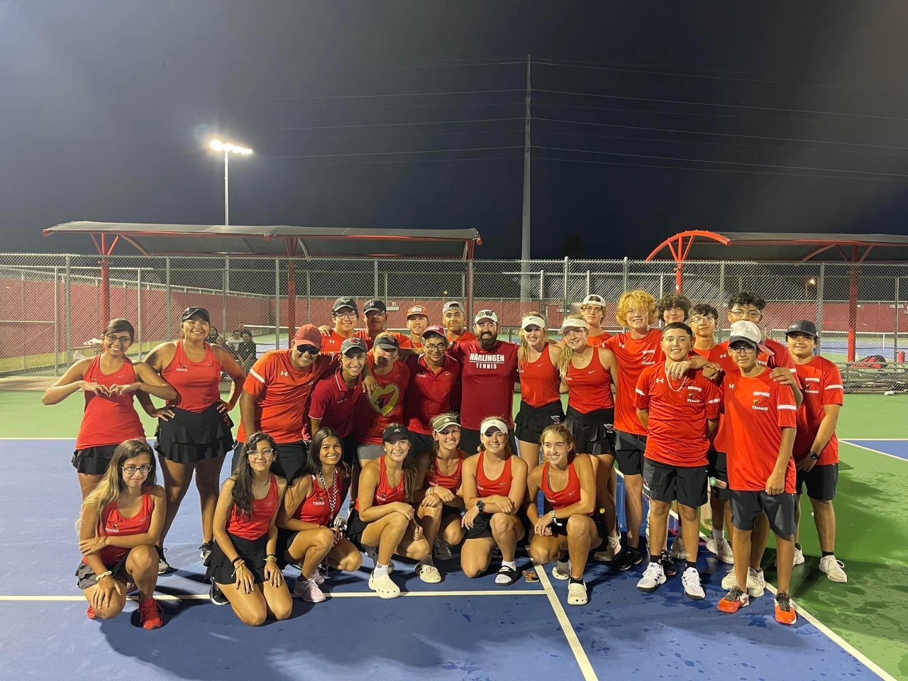 El equipo Cardinal de tenis gana el Campeonato Nivel Distrito 32-6A.