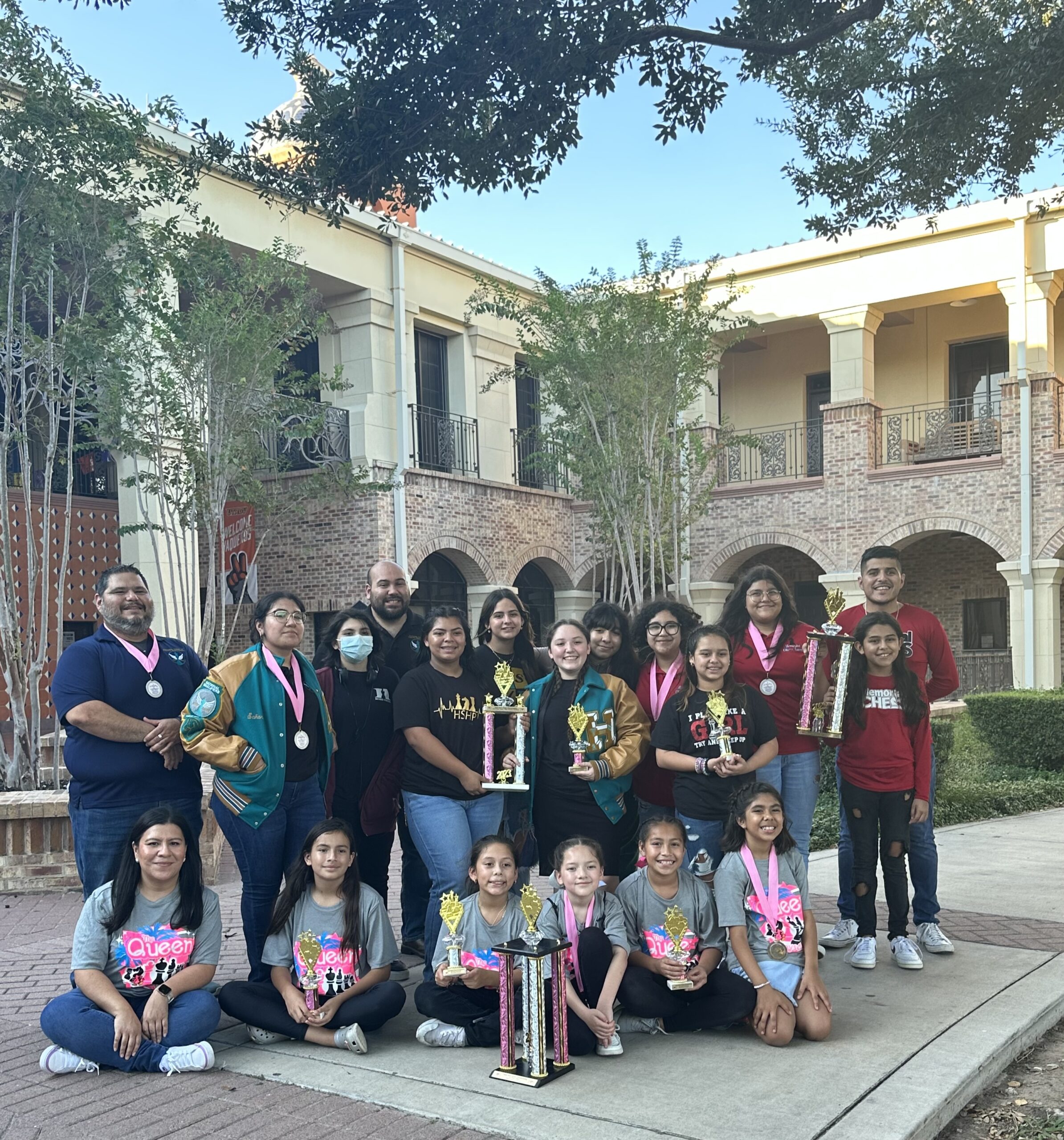 Los equipos de ajedrez de HCISD se llevan los primeros lugares en el Campeonato Estatal de Ajedrez Femenino de Texas.