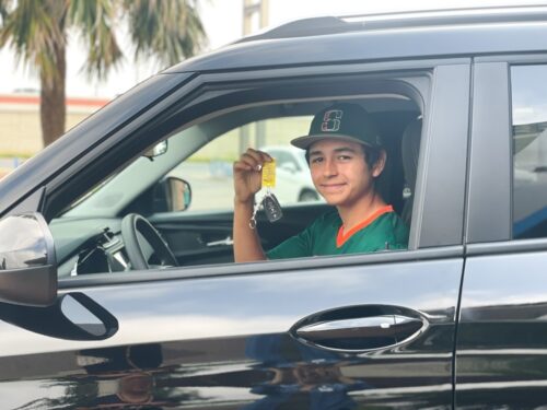 Estudiante de HCISD gana un auto nuevo por asistir a la escuela.